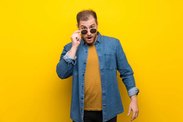 Gözlük Ile Izole Sarı Duvar Üzerinde Sarışın Adam Sürpriz — Stok fotoğraf