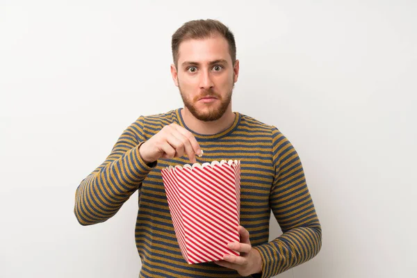 Stilig Man Över Isolerad Vit Vägg Äta Popcorns — Stockfoto
