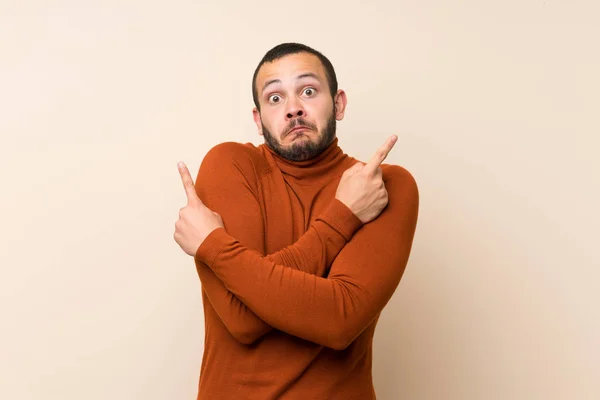 Hombre Colombiano Con Jersey Cuello Alto Señalando Los Laterales Que — Foto de Stock