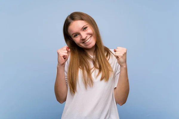 Giovane Donna Sul Muro Blu Che Celebra Una Vittoria Nella — Foto Stock