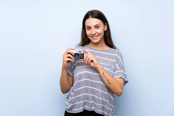 Young Brunette Woman Isolated Blue Background Holding Camera — Stock Photo, Image