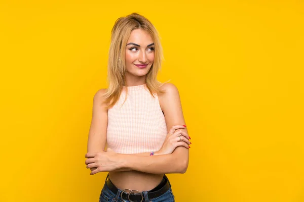 Jeune Femme Blonde Sur Mur Jaune Isolé Penser Une Idée — Photo