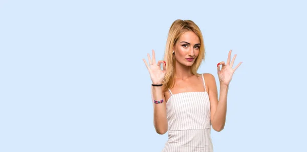 Jovem Loira Zen Pose Sobre Fundo Azul Isolado — Fotografia de Stock