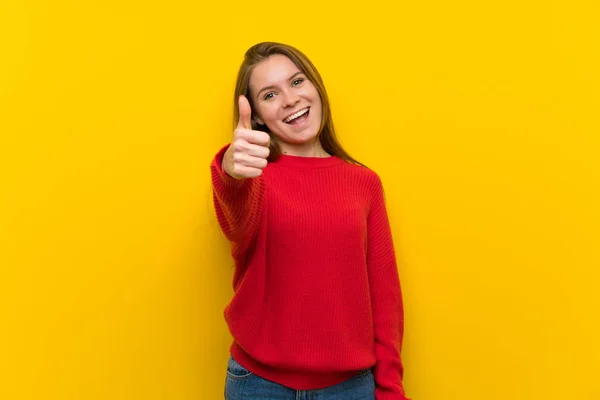 Junge Frau Mit Erhobenem Daumen Über Gelbe Wand Weil Etwas — Stockfoto