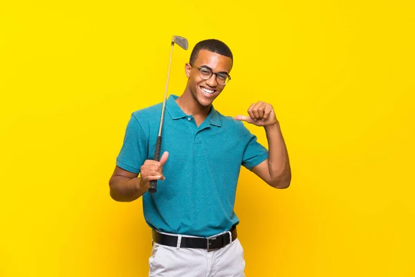 アフリカ系アメリカ人ゴルファーの男は誇りと自己満足 — ストック写真