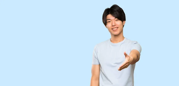 Asiatischer Mann Mit Blauem Hemd Schüttelt Hände Weil Vor Isoliertem — Stockfoto