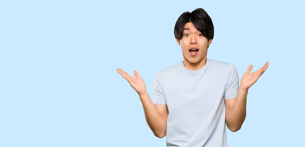Homem Asiático Com Camisa Azul Com Expressão Facial Chocada Sobre — Fotografia de Stock