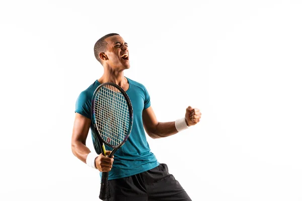 Αφροαμερικανός Παίκτης Του Τένις Πάνω Από Απομονωμένο Λευκό Φόντο — Φωτογραφία Αρχείου