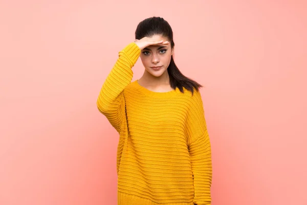 Teenager Girl Isolated Pink Wall Looking Far Away Hand Look — Stock Photo, Image