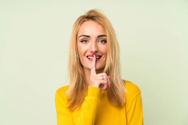 Joven Rubia Sobre Fondo Verde Aislado Haciendo Gesto Silencio —  Fotos de Stock