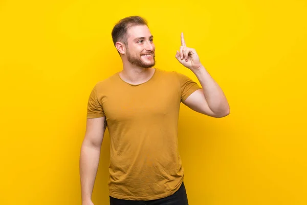 Izole Sarı Duvar Üzerinde Sarışın Adam Bir Parmak Kaldırırken Çözüm — Stok fotoğraf