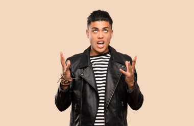 Genç adam izole arka plan üzerinde kötü bir durum tarafından sinirli