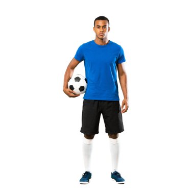 Izole beyaz arka plan üzerinde Afro-Amerikan futbolcu adam tam uzunlukta atış