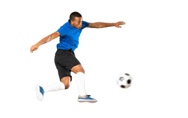 Izole beyaz arka plan üzerinde Afro-Amerikan futbolcu adam tam uzunlukta atış