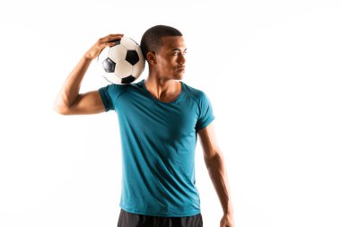 Izole beyaz arka plan üzerinde Afro Amerikan futbolcu adam