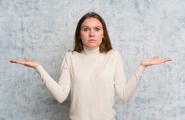 Grunge duvar üzerinde genç kadın yüz ifadesi karıştırmayın ile şüpheleri olan