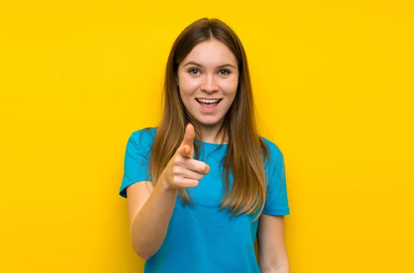 Mujer Joven Con Camisa Azul Señala Con Dedo — Foto de Stock