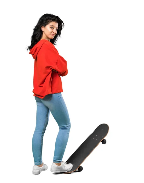 Giovane donna skater con felpa rossa — Foto Stock