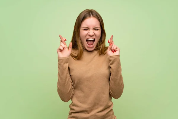 Jonge Vrouw Met Coltrui Trui Met Vingers Kruising — Stockfoto