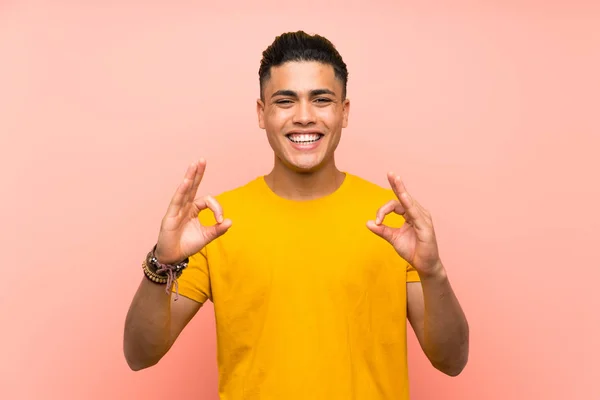 Junger Mann Mit Gelbem Hemd Über Isolierter Pinkfarbener Wand Zeigt — Stockfoto