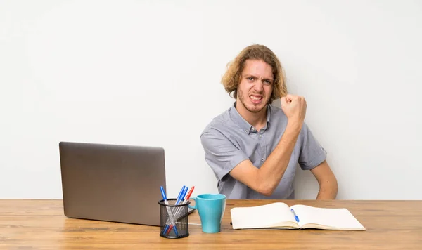 Homem Loiro Com Laptop Fazendo Gesto Forte — Fotografia de Stock