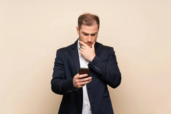 Blonde Man Isolated Background Thinking Sending Message — Stock Photo, Image
