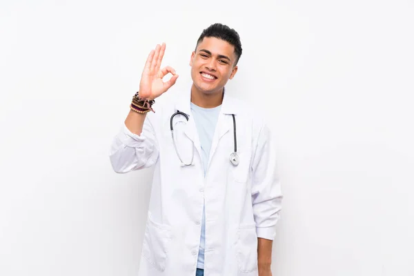 Mladý Lékař Přes Izolovanou Bílou Zeď Ukazující Prsty — Stock fotografie