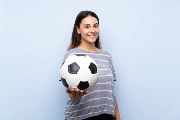 Giovane Donna Bruna Sfondo Blu Isolato Possesso Pallone Calcio — Foto Stock