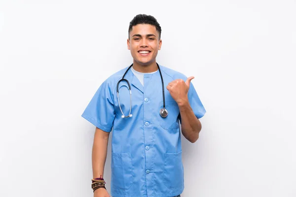 Fiatal Sebész Orvos Férfi Több Mint Elszigetelt Fehér Fal Mutatva — Stock Fotó