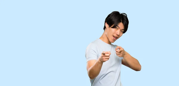 Hombre Asiático Con Camisa Azul Apuntando Frente Sonriendo Sobre Fondo —  Fotos de Stock