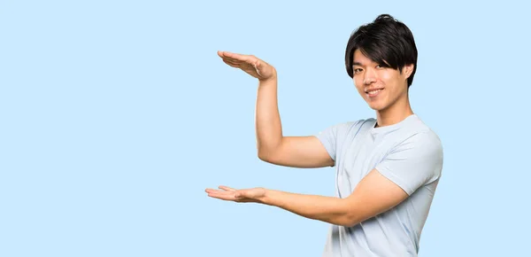 Asiatischer Mann Mit Blauem Hemd Der Kopierraum Hält Eine Anzeige — Stockfoto