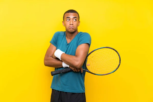 Αφρικανός Αμερικανός Παίχτης Του Τένις Που Κάνει Αμφιβολίες Χειρονομία Ενώ — Φωτογραφία Αρχείου