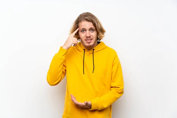 Blonde Man Met Sweatshirt Witte Muur Maken Van Het Gebaar — Stockfoto