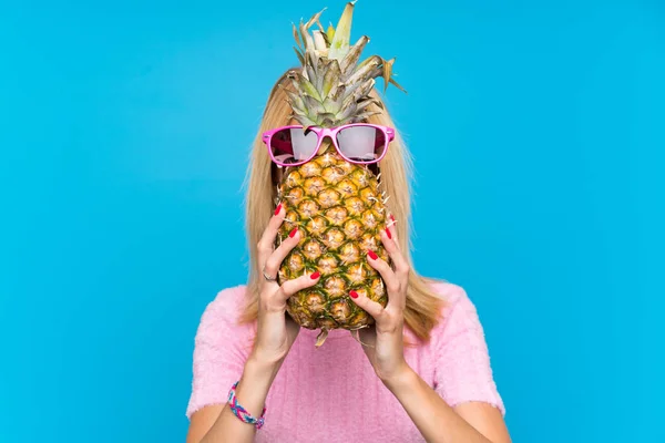 Jonge Vrouw Die Een Ananas Met Zonnebril Vasthoudt — Stockfoto