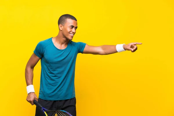 Afro Americano Tenista Homem Sobre Fundo Amarelo Isolado — Fotografia de Stock