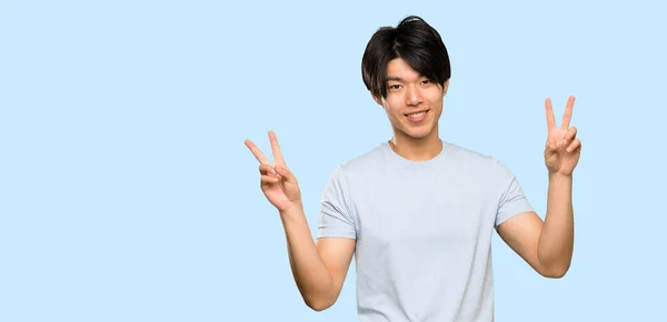 Asiatisk Man Med Blå Skjorta Som Visar Seger Skylt Med — Stockfoto