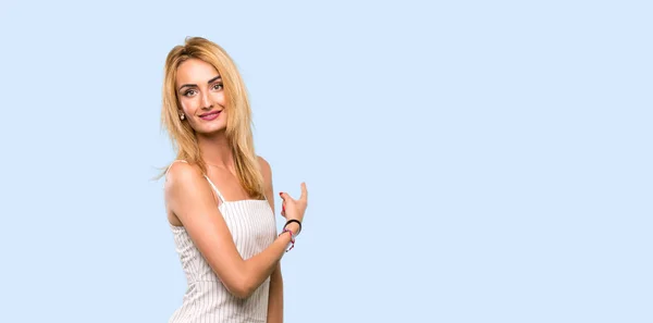 Junge Blonde Frau Zeigt Zurück Über Isolierten Blauen Hintergrund — Stockfoto
