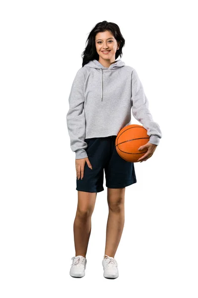 一个年轻女子打篮球的全长镜头微笑了很多孤立的白色背景 — 图库照片