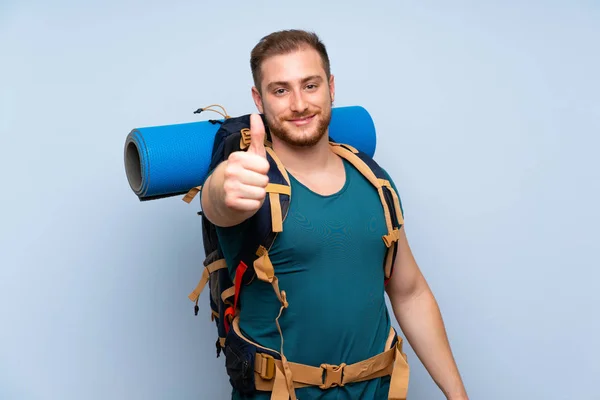 Hiker Człowiek Nad Niebieską Ścianę Kciuki Górę Coś Dobrego Się — Zdjęcie stockowe