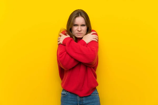 黄色の壁の凍結で若い女性 — ストック写真