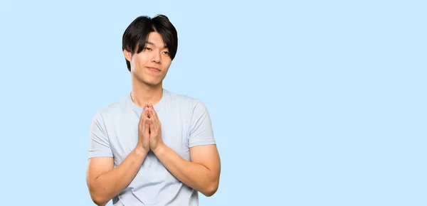 Homem Asiático Com Camisa Azul Planejando Algo Sobre Fundo Azul — Fotografia de Stock