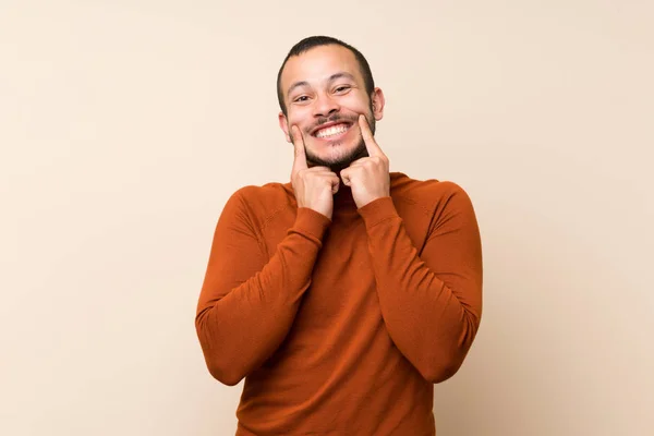 Колумбійська Людина Водолазки Водолазку Посміхаючись Щасливим Приємним Виразом — стокове фото