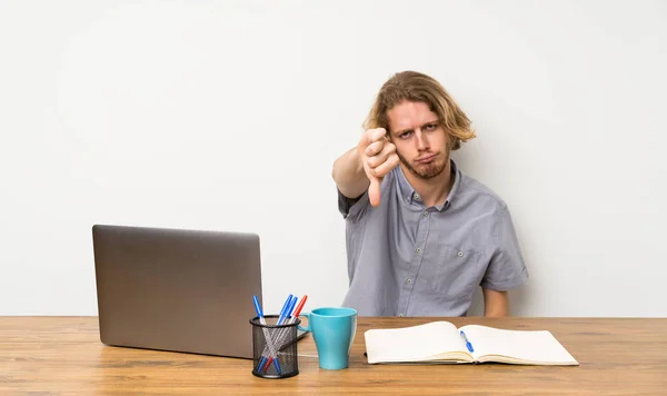 Homem Loiro Com Laptop Mostrando Polegar Para Baixo Com Expressão — Fotografia de Stock