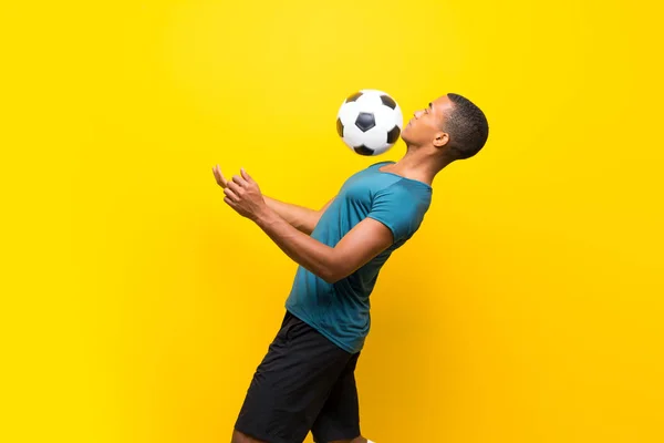 Afro American Piłkarz Człowiek Białym Tle Żółty — Zdjęcie stockowe