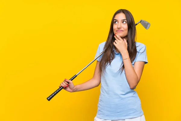 Giovane Golfista Donna Oltre Isolato Muro Giallo Pensando Idea — Foto Stock