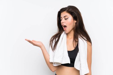 Avuç üzerinde copyspace hayali tutan izole beyaz arka plan üzerinde Genç spor kız