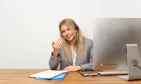 Young Woman Working Headset Inviting Come — Stock Photo, Image