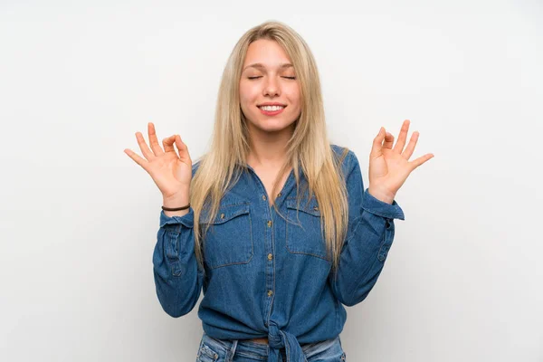 Joven Rubia Sobre Pared Blanca Aislada Pose Zen — Foto de Stock