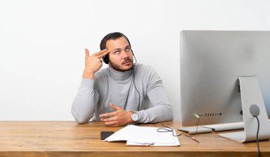 İntihar jesti yaparken sorunları olan Telemarketer Kolombiyalı adam