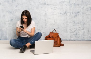 Öğrenci kadın cep ile bir mesaj göndererek katta oturan